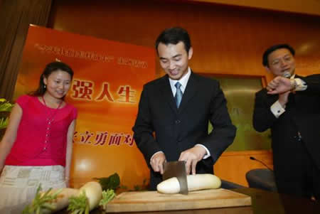 张立勇出生在江西赣南山区的一个小山村,在家排行老大,下面还有一个